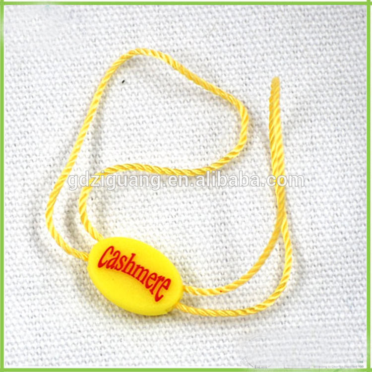 黄色のプラスチック製のスカーフのためのエンボスロゴシールタグ-アパレル副資材　タグ問屋・仕入れ・卸・卸売り
