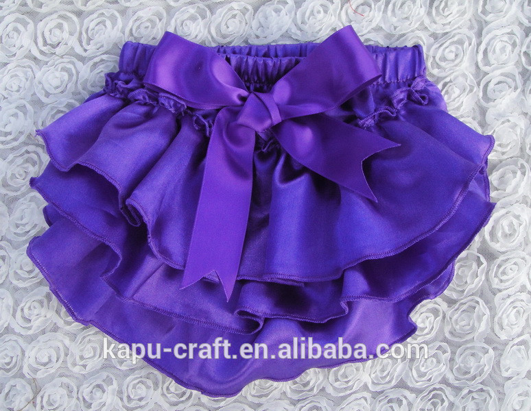 紫色のベビーブティック売れ筋サテンフリルブルマーのおむつ覆われている-ベビー用下着問屋・仕入れ・卸・卸売り