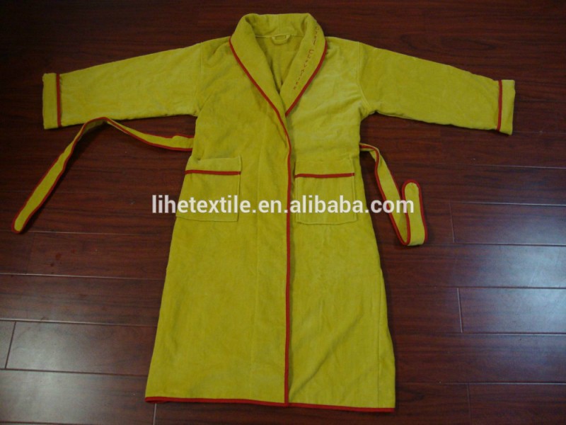 男女兼用サイズのベロアのバスローブボーダーと黄色の色とロゴの刺繍-バスローブ問屋・仕入れ・卸・卸売り