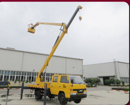 トラックがマウントされている高所作業車を持ち上げるとブーム-その他建設機械問屋・仕入れ・卸・卸売り